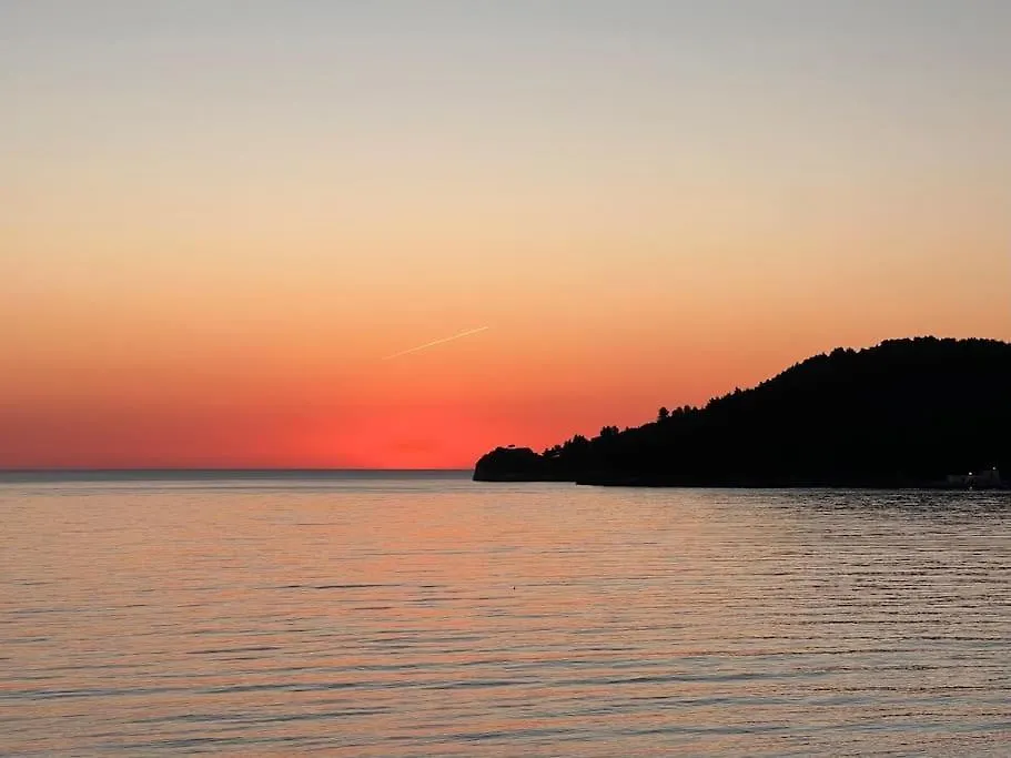 Potam'Sea Bliss 36- Beach Front, Sun Beds & Parking Himarë Daire